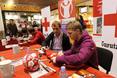 Los jugadores del Athletic firman autografos en Artea